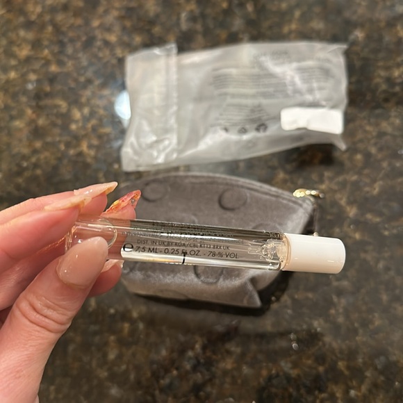 Kate Spade Fragrances Spray 0.25 fl oz and Pouch New Never Used - Picture 2 of 3